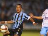 Souza protege a bola