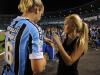 Maxi López entrega o filho à esposa Wanda Nara