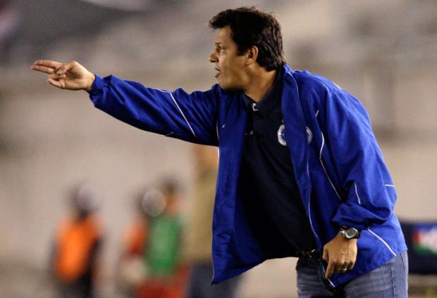 Adilson Batista prevê dificuldades para o Grêmio contra o Caracas Natacha Pisarenko, AP / Adilson Batista prevê dificuldades para o Grêmio contra o Caracas Natacha Pisarenko, AP /