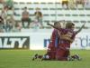 Jogadores do Caxias abraçam Denner pelo gol que coloca o time grená na final da Taça Fábio Koff