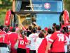 Torcedores recebem os jogadores do Inter antes do começo do jogo no Estádio Beira-Rio