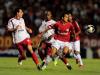 Nilmar sente dores no primeiro tempo e é substituído no intervalo por Walter