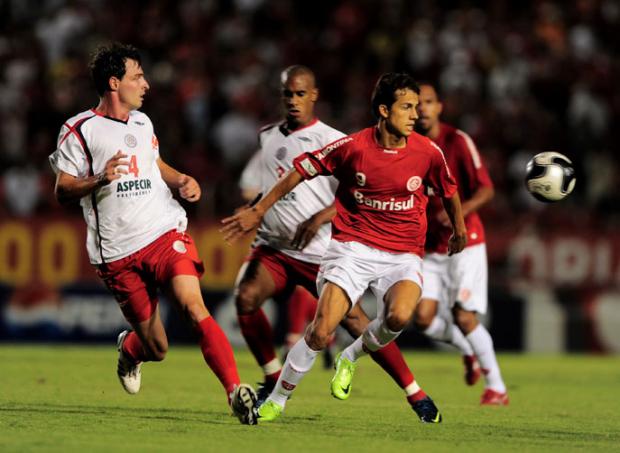 Nilmar torce o tornozelo contra a Ulbra Mauro Vieira/ Nilmar torce o tornozelo contra a Ulbra Mauro Vieira/