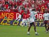 Jogadores comemoram com a torcida o primeiro gol do jogo