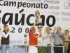 Guiñazu levanta a taça feita em homenagem a Fábio Koff (D)
