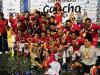 Jogadores fazem pose com a taça