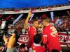 Taison e D'Alessandro beijam o troféu do bicampeonato gaúcho invicto