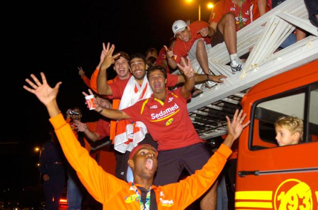 Cimed volta para Florianópolis e desfila em Carro de Bombeiros Guto Kuerten/ Cimed volta para Florianópolis e desfila em Carro de Bombeiros Guto Kuerten/