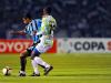 Léo divide a bola com Marco Pérez
