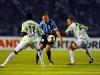 O atacante argentino Maxi López disputa a bola com Juan Nuñez, do Boyacá Chicó
