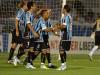 Os jogadores comemoram o segundo gol de Souza