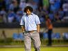 O técnico do Boyacá, Alberto Gamero deixa o campo depois de sofrer a goleada