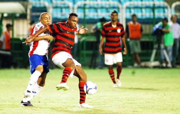 Obina quer acabar com má fase com gol contra o Inter Felipe Vieira, Lancepress /