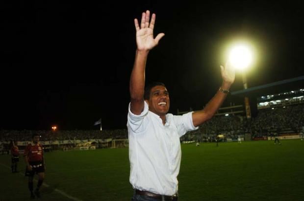 Silas faz aniversário e vive seu melhor momento no Avaí Ricardo Duarte / Silas faz aniversário e vive seu melhor momento no Avaí Ricardo Duarte /