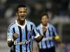 O Grêmio abriu o placar da partida aos nove minutos em um belo chute de fora da área de Souza