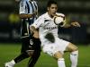 O gremista Fabio Santos (e) disputa a bola com Mauro Cejas (d), durante o segundo tempo da partida