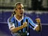 Maxi López marcou dois dos três gols do Grêmio no jogo