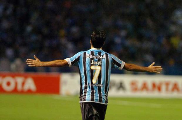 Aliviado por voltar a marcar, Jonas elogia o time do Caracas Valdir Friolin/