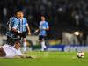 As poças de água formadas no gramado do estádio Olímpico impediram jogadas de qualidade