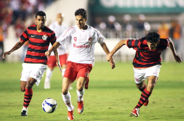 Cuca sai em defesa de Everton e Erick Flores no Fla Maurício Val, Vipcomm/
