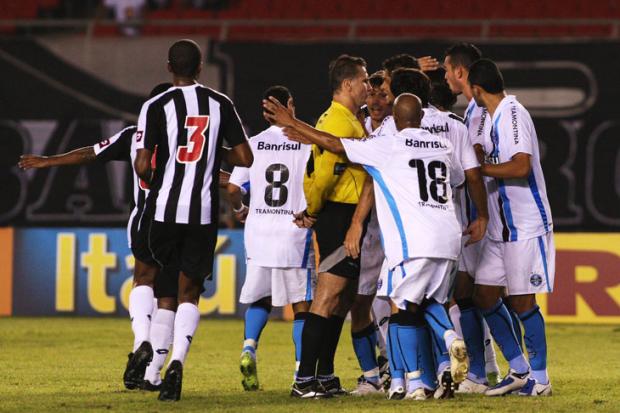 Souza deixa o campo reclamando do árbitro após derrota Gil Leonardi / Lancepress /