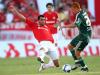 Sandro, volante do Inter, tenta roubar a bola do adversário