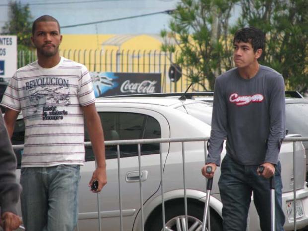 Zagueiro Saimon lesiona joelho e para por um mês Vinicius Rebello/