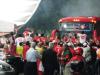 Na chegada ao estádio, o ônibus do Inter foi tomado pelos torcedores