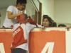 Fernandão assiste à partida do camarote do estádio. Torcedores fazem de tudo para conseguir um autógrafo do jogador.