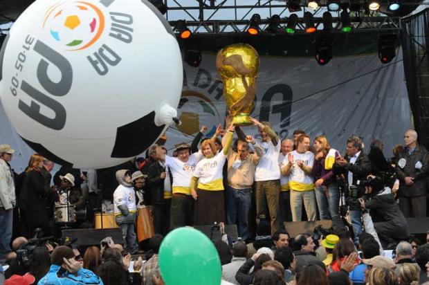 Multidão no Parque da Redenção comemora escolha de Porto Alegre como sede da Copa Genaro Joner/