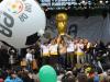 A governadora Yeda Crusius e o prefeito José Fogaça, entre outros políticos, erguem a taça da Copa do Mundo para celebrar o anúncio
