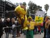 O gaúcho fantasiado de verde e amarelo foi quem levou uma réplica ampliada da taça da Copa do Mundo