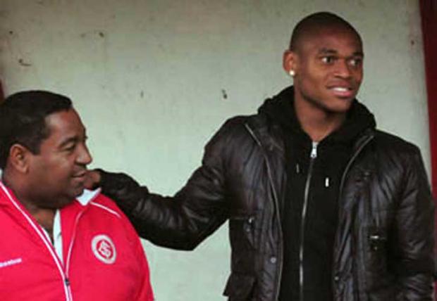 Atacante Luiz Adriano visita o Beira-Rio Divulgação / Atacante Luiz Adriano visita o Beira-Rio Divulgação /