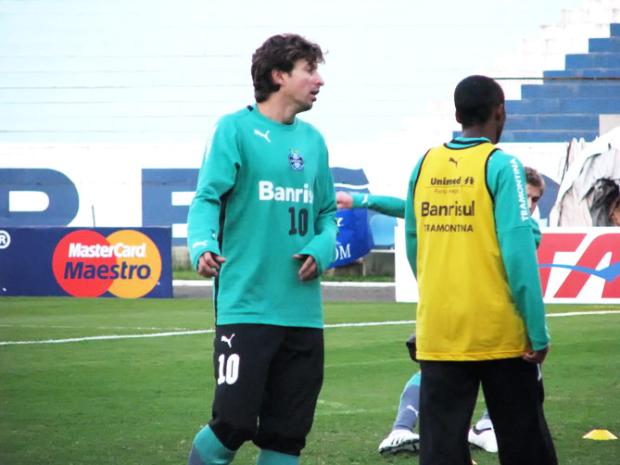Tcheco diz que todos torcem pela permanência de Souza no Grêmio Vinicius Rebello/