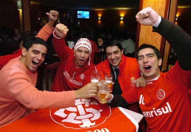 Apesar do frio, colorados lotam bares para acompanhar Inter x Coritiba Ronaldo Bernardi / Apesar do frio, colorados lotam bares para acompanhar Inter x Coritiba Ronaldo Bernardi /