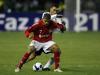 Taison protege a bola