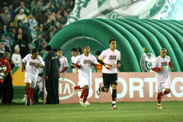 Inter entra em campo com a camisa da campanha Crack, Nem Pensar Orlando Kissner, VIPCOMM / Inter entra em campo com a camisa da campanha Crack, Nem Pensar Orlando Kissner, VIPCOMM /