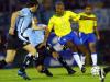 Zé Roberto disputa a bola com jogador do Uruguai