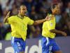 Émerson comemora com Ronaldinho após marcar gol de empate em 2005