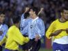 Alejando Lembo (centro) e Marcelo Romero (esquerda) comemoram gol da vitória uruguaia em 2001