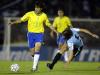 Kaká carrega a bola durante o empate realizado em 2005
