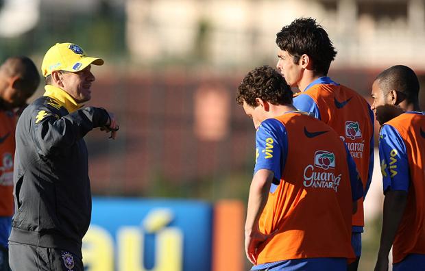 Dunga mantém mistério na lateral-direita da Seleção Brasileira Marcelo Sayao, EFE/clicRBS Dunga mantém mistério na lateral-direita da Seleção Brasileira Marcelo Sayao, EFE/clicRBS