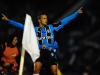Alex Mineiro fez um belo passe para Souza, que finalizou