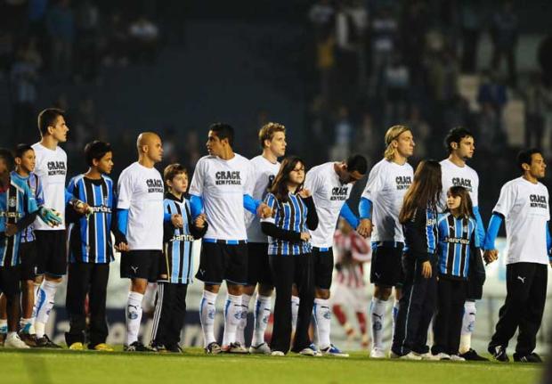 Grêmio entra em campo com camisa da campanha Crack, Nem Pensar Jefferson Botega/ Grêmio entra em campo com camisa da campanha Crack, Nem Pensar Jefferson Botega/