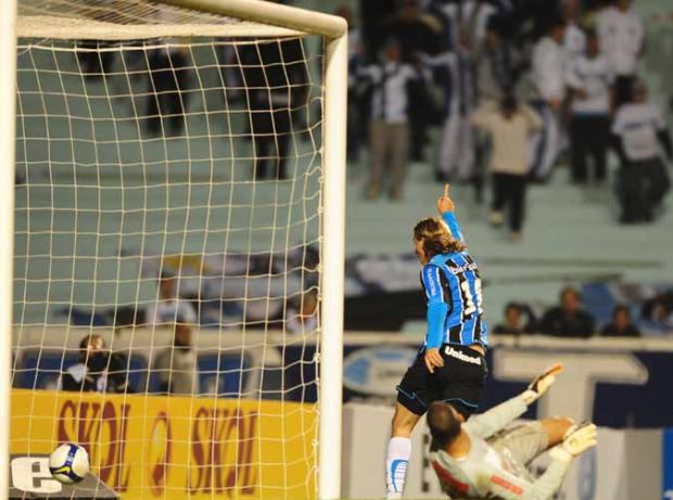 Maxi comemora a forma compacta como jogou o Grêmio Jefferson Botega/ Maxi comemora a forma compacta como jogou o Grêmio Jefferson Botega/