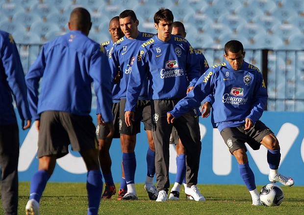 Uruguaios pintam gramado do Estádio Centenário com tinta verde Iván Franco, EFE/
