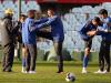 Jogadores alongam antes do início do treino