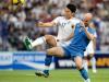 Uzbequistão 0x1 Japão Hasebe Makoto, do Japão, e Alexander Geinrikh, do Uzbequistão, disputam a bola no jogo que classificou a seleção japonesa para a Copa do Mundo da África do Sul 2010