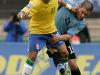 Robinho tenta passar pela forte marcação do uruguaio Maximiliano Pereira