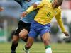Jorge Martinez, do Uruguai, tenta conter o avanço do brasileiro Gilberto Silva